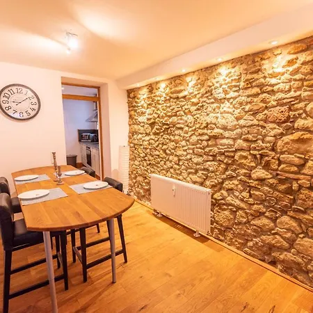 Designer Unterkunft In 15. Jahrhundert Altbau 75 M² Fuer Max. 4 Personen Appartement *